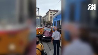 Като по чудо без жертви: Два трамвая затиснаха автомобил в София