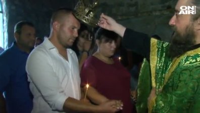 За първи път от 100 години в село Влахи край Кресна се състоя венчавка