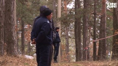 Повече от 4 часа полицаи претърсват района около село Луково