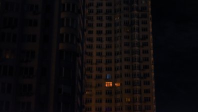 Големи части в Украйна са без ток, българин разказа как трескаво се търсят фенери и свещи