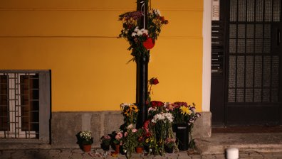 Нощно бдение със свещи, цветя и песни пред дома на Кирил Маричков (+СНИМКИ)