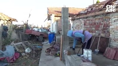 Болезнена разруха в Лъвино след смерча, хората имат нужда от греди и керемиди