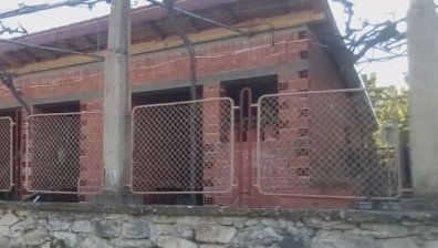 HelpBook сигнал: Незаконен строеж на масивна къща в Септември