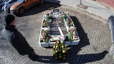 "Тук е погребан Васил Левски": Паркомясто стана паметна плоча, под която може би лежи Апостола