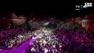 Никол Шерцингер взриви публиката с "Purple Rain" на фестивал в Румъния