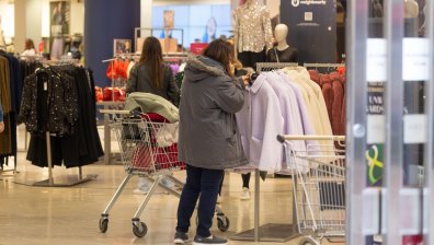 Млади хора, живеещи с родителите си, наливат пари в луксозни стоки в САЩ