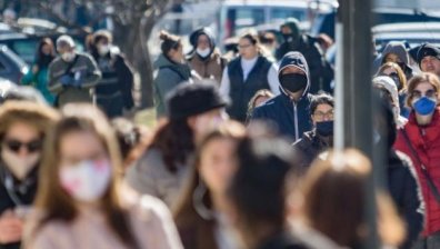  Предпразнично пазаруване: Опашки и глоби в някои търговски обекти