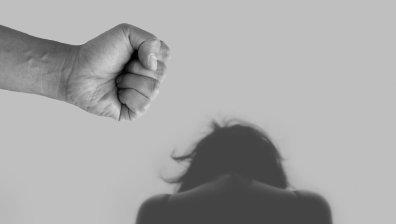 400 шева и обръсната глава: Заради ревност момче обезобрази 18-годишната си приятелка