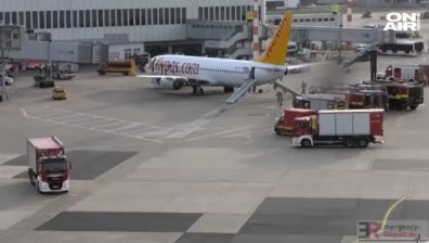 Колесникът на самолет се запали при кацане в Дюселдорф (+Видео)