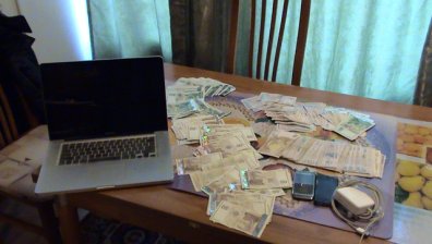Каре футболисти с белезници заради хазарт