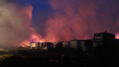 "Затворете прозорците" - предупреждение в Ямбол заради пожар в депо за стари гуми