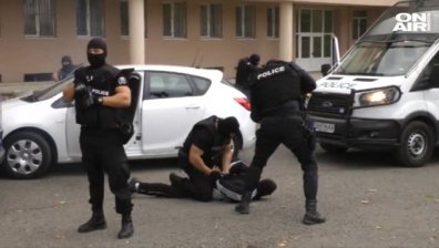 Екшън като на кино: Спецполицаи показаха умения пред бургаски ученици