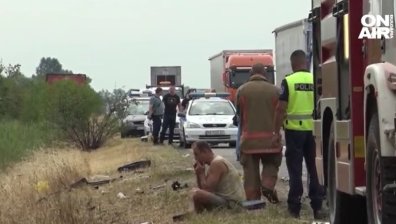 Шофьор загина на място, след като ТИР блъсна бус в аварийната лента на "Тракия"