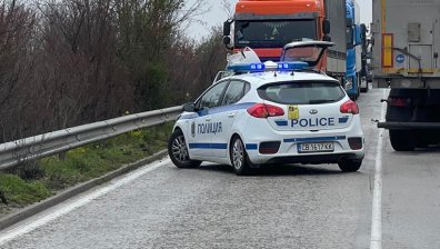 Проходът на републиката е затворен заради завъртян ТИР