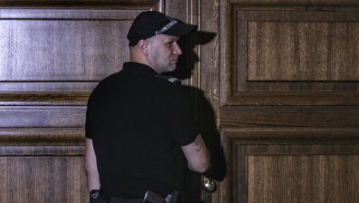 Оставиха в ареста перничанка, измамила пенсионерка, като нарушила домашния си арест