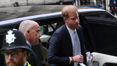 "Всяка болест събира семействата" - принц Хари ще лети отново, за да види баща си