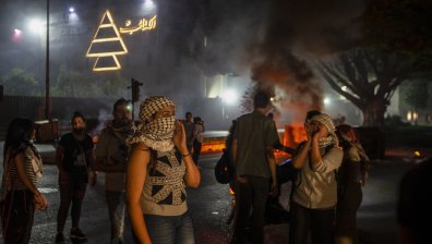 Протестиращи изпълниха улиците в Ливан заради срива на местната валута (+Видео)