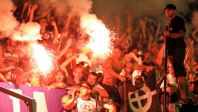 Десетки ранени в Загреб: Полицията стреля по агресивни фенове на "Хайдук"