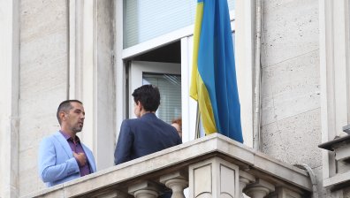 Осветяват сградата на Столичната община в цветовете на украинското знаме
