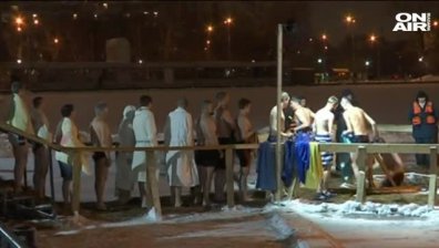 Путин и още стотици руснаци се къпаха в ледени води на Богоявление