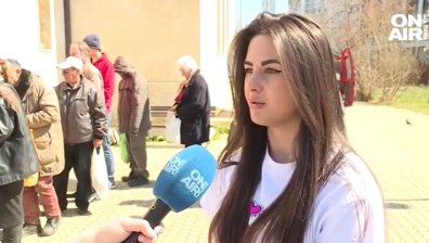 Ученици раздадоха топъл обяд на пенсионери: Емоцията в очите им е безценна