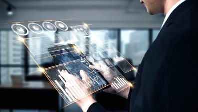 Още по-голям контрол: AI вече следи и служебните чатове на големите компании