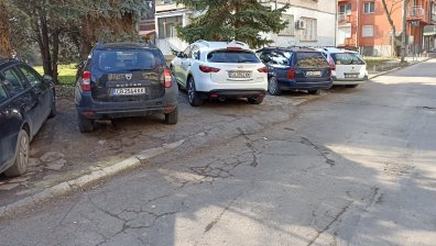Нагло паркиране на тротоар и зелена площ в столичен квартал 