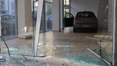 С мръсна газ пиян влетя с колата си в магазин в Благоевград, опитвал да паркира