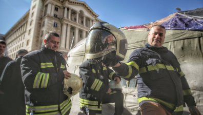 Пожарникарите отбелязват професионалния си празник с прояви в цялата страна