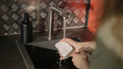 Кои са най-честите грешки, които допускаме с гъбата за миене на съдове?