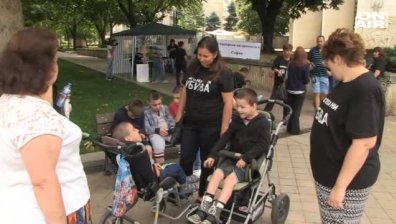 Майките на деца с увреждания се срещнаха с Бисер Петков. Какво се разбраха