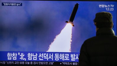 Северна Корея изстреля три ракети към Японско море
