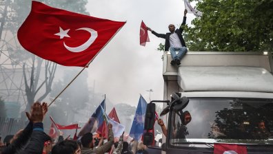 Привържениците на Ердоган ликуват по улиците, той обеща да се справи с инфлацията