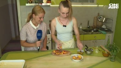 Тарт с праскови и сос от боровинки