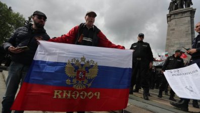 "Европа празнува, защото Русия я освободи": Забраната не спря шествието "Безсмъртният полк"