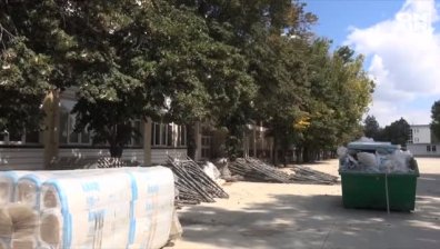 Строителни площадки вместо класни стаи в Езиковата гимназия в Пловдив