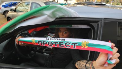 Отровното трио оглави протестно автошествие в столицата