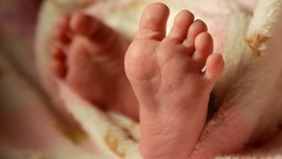 Изписаха момиченце, тежало при раждането си само 212 грама