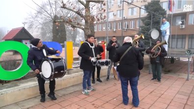 Хоро и духова музика в Бойчиновци след отстраняването на кмета