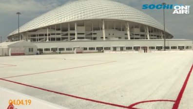 Откриха футболно игрище от рециклирани бирени чаши в Сочи