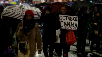 Депутати и общинари буйстват след трагедията в Нови Сад