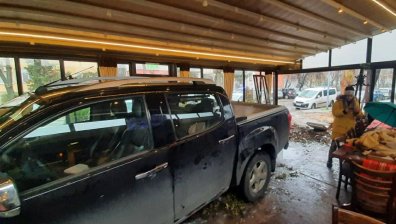 Катастрофата с джип в Пловдив: Жена била заклещена под автомобила в ресторанта