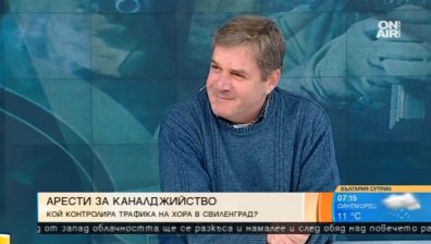 Мигрантът имал време кутийка с бисквити да изяде върху оградата, докато се прехвърля