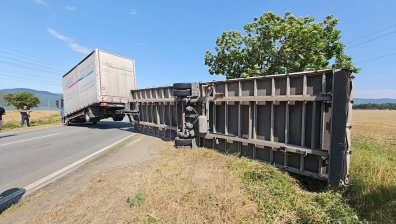 Затвориха пътя Мъглиж - Дъбово заради обърнато ремарке