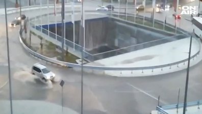 Пороен дъжд превърна кръгово във Варна във водопад