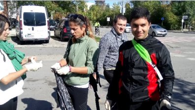 Доброволци чистят замърсени части на София, тичайки