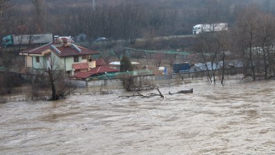 Водно бедствие в страната - реки нахлуха в къщи, пропаднаха пътища, тръгнаха свлачища