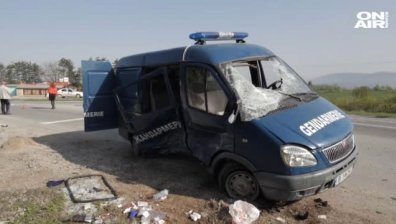 Микробус на жандармерията влезе в насрещното и предизвика катастрофа