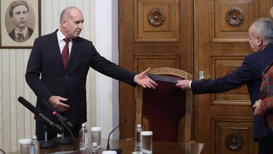 Партиите след развоя при Радев: В очакване на избори и дебат за служебен премиер