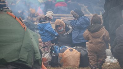 Глад и смърт: Погребаха на място починалото момче на източната граница на ЕС